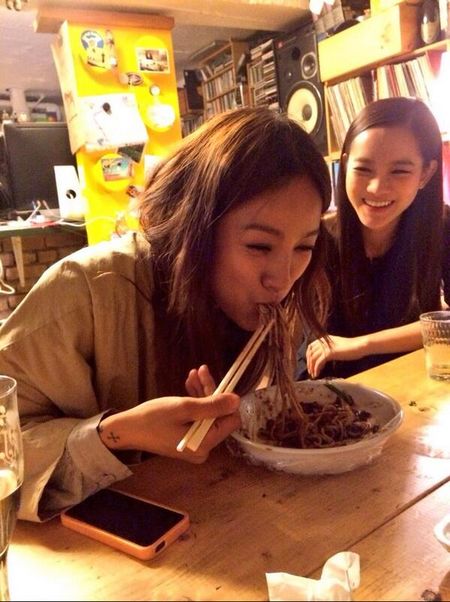"간만에 서울구경 잘하고~~ 먹고싶었던 짜장면 흡입하고 다시 내려갑니다"라는 글과 함께 이효리의 트위터에 게시된 사진. 
