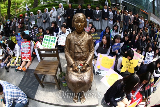 지난해 5월 7일 서울 종로구 주한일본대사관 앞에서 열린 위안부문제 해결을 위한 정기수요집회에서 '소녀상'에 카네이션이 놓여 있는 모습. 
