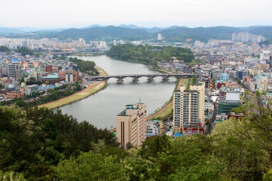  경남 진주 선학산 전망대에서 바라본 진주시내 전경.