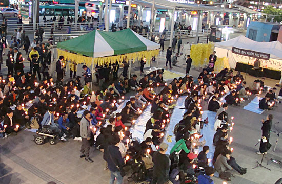 7일 밤, 수원역 남측 광장 시민분향소 옆에서 진행된 ‘세월호 희생자 추모 및 무능·무책임 정권 규탄 촛불문화제’ 모습.
