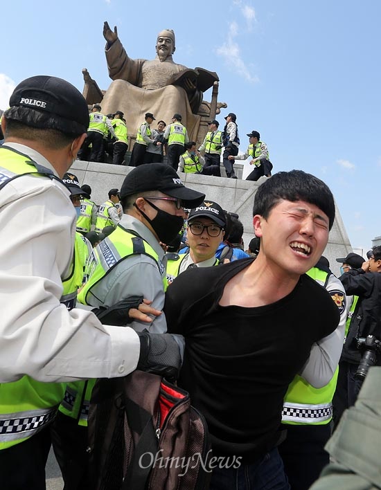  끌려내려온 대학생이 "박근혜 물러나라"를 외치고 있다.