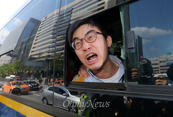 [오마이포토] 연행 학생의 절규 "시민여러분 행동해야 합니다" 