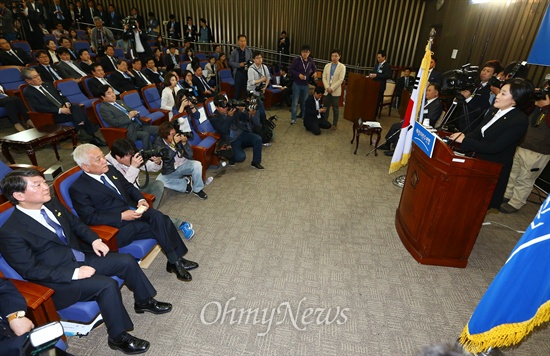 8일 오후 국회에서 열린 새정치연합 원내대표 경선에서 선출 된 박영선 신임 원내대표가 소감을 발표하고 있다.