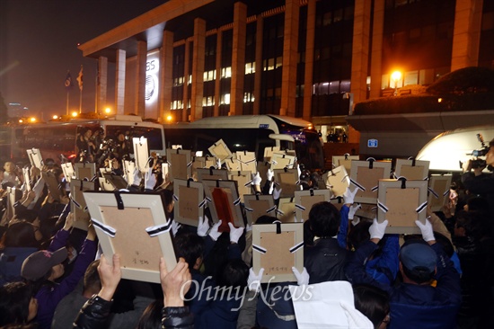 지난 5월 8일 오후 세월호 참사 유가족들이 여의도 KBS본사를 항의방문한 모습. 