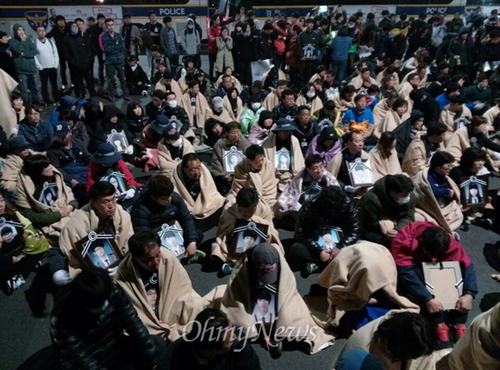 2014년 5월 9일 오전 3시 50분 경 청와대로 가는 길목인 청운동주민센터 앞에서 세월호 희생자 유족들이 경찰에 가로 막히자 연좌시위를 하고 있다. 
