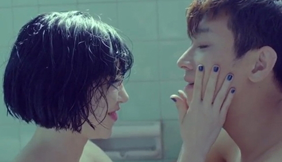  주지훈과 가인은 지난 2월 발표한 가인의 미니앨범 수록곡 'FxxK u'의 뮤직비디오에서 파격적인 수위의 연인 연기를 선보여 주목받았다.