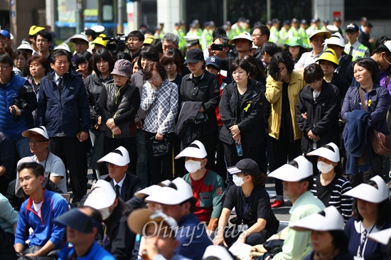 9일 오전 서울 종로구 청운동사무소 앞에서 세월호 유가족과 생존자 가족들이 박근혜 대통령과 면담을 요구하며 전날 밤부터 길거리에 앉아 항의하던 중 단원고 생존자 학부모들이 대열에 합류하고 있다.