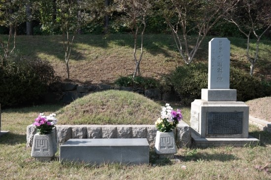 국립서울현충원 국가유공자 제2묘역에 모셔진 철기 이범석 장군의 묘역