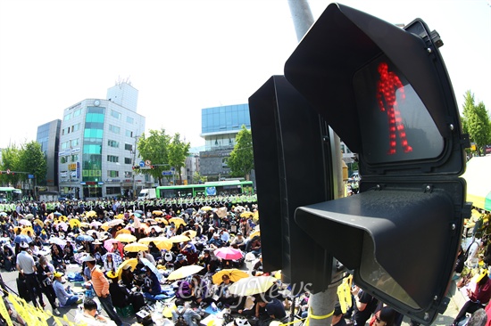 지난 9일 오전 서울 종로구 청운동사무소 앞에서 박근혜 대통령의 면담을 요구하고 있는 세월호 유가족과 생존자 가족들 옆으로 세워진 신호등에 빨간 불이 켜져 있다.