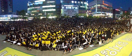  세월호 참사 24일째인 9일 오후, 경기 안산고교생 1500명이 모여 "세월호 참사를 잊지 말아달라"며 함께 촛불을 들었다. 안산 문화의 광장이 꽉 찰 정도로 많은 학생들이 모였지만 집회는 차분하게 진행됐다.