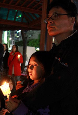 딸과 촛불문화제에 참가한 주민