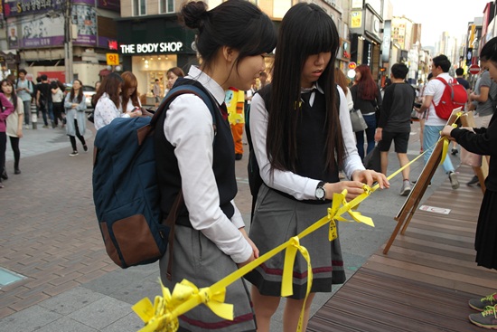 학생들이 세월호 참사 희생자 애도 및 실종자 무사 귀환을 기원하는 노란 리본을 달고 있다. 