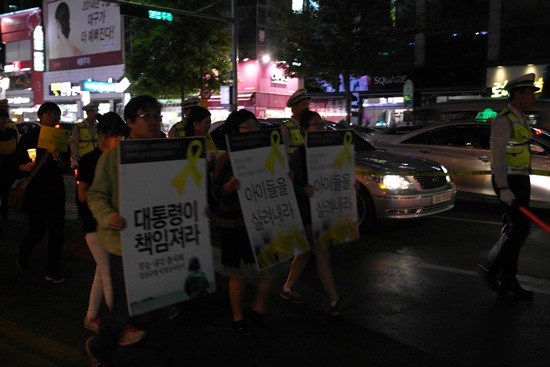 시민들이 세월호 참사 희생자 애도 및 진상규명 촉구를 위한 침묵 행진을 하고 있다. 
