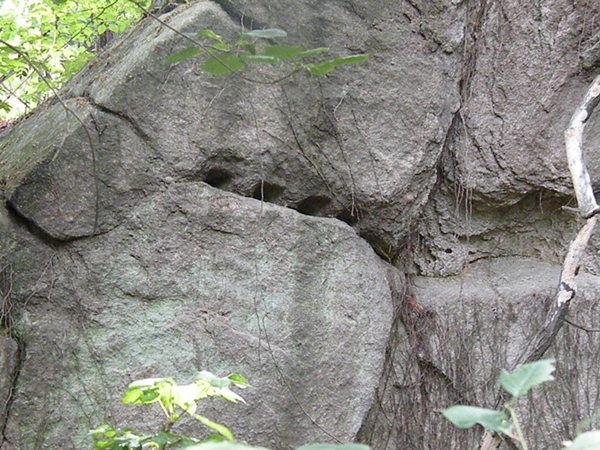 쐐기구멍 돌을 잘라내기 위해 파 놓은 쐐기구멍