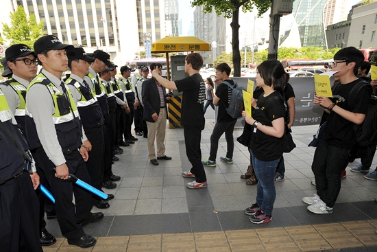  “세월호 참사를 제대로 된 보도를 하지 않은 언론을 질타하자”며 패션디자이너 4명이 제안한 ‘너희들은 필요없다! 검은 티셔츠 행동 캠페인‘ 참석자들이 조선일보 사옥앞으로 행진을 하자 경찰이 가로막고 있다. 경찰은 "조선일보앞 인도가 좁아 집회 신고 인원이 20명으로 한정돼 있다'며 행진을 가로막았다.