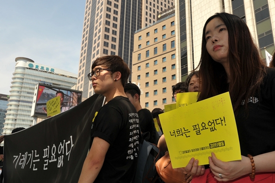 “세월호 참사를 제대로 된 보도를 하지 않은 언론을 질타하자”며 패션디자이너 4명이 제안한 ‘너희들은 필요없다! 검은 티셔츠 행동 캠페인‘ 참석자들이 서울신문 앞에서 '국민의 보도지침'을 낭독하고 있다.