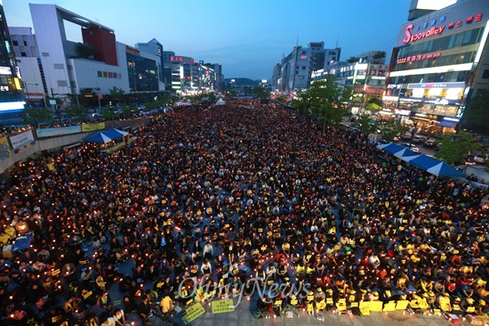 세월호 참사 25일째인 10일 오후 경기도 안산문화광장에서 학생, 시민들이 모인 가운데 '세월호 희생자 추모와 진실을 밝히는 국민촛불행동'이 열렸다.