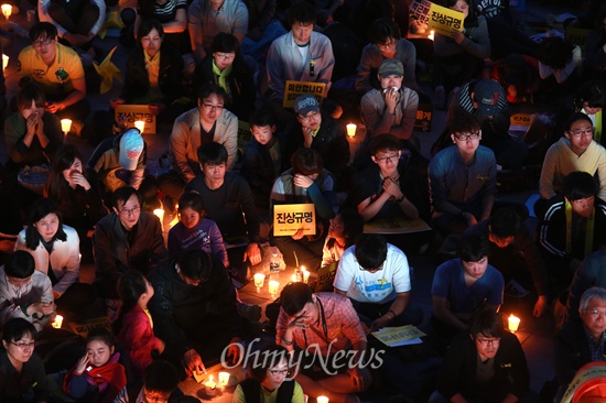 세월호 참사로 희생된 단원고 학생들의 생전 모습이 모니터에 비치자 참가자들이 눈물을 흘리고 있다.