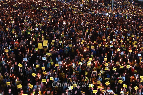 지난 10일 오후 경기도 안산문화광장에서 학생, 시민들이 모인 가운데 '세월호 희생자 추모와 진실을 밝히는 국민촛불행동'이 열렸다.