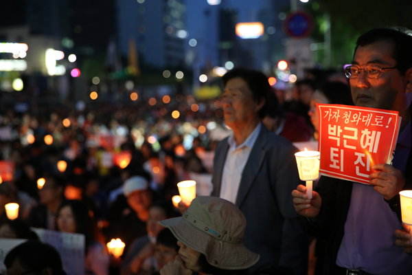추모집회에 참여한 이들은 분노했지만, 감정을 억누르고 추스르고 있습니다. 박근혜 대통령에게 묻고 싶습니다. 이들이 사회분열을 조장하는 이들입니까?