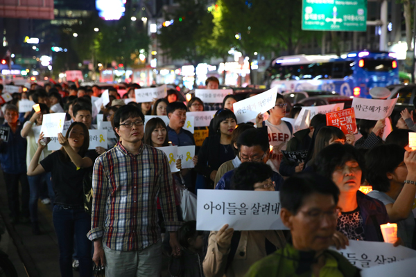 세월호 추모집회 '아이들을 살려내라'는 주장이 가당치 않다구요? 그 아이들을 살려내는 일은 다시는 이런 참사가 일어나지 않게 하는 것입니다. 그리고, 이번 참사를 만들어낸 이들에게 책임을 묻는 것입니다.