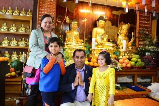 부처님오신 날 북한산 자락 작은 암자 향운사를 찾은 네팔인 케이피 시토울라 가족