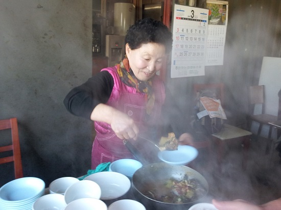  연미정 밥집의 주인아주머니입니다. 이문을 별로 남기지 않고 주셔서 먹는 사람들이 오히려 미안해하는 밥집입니다. 