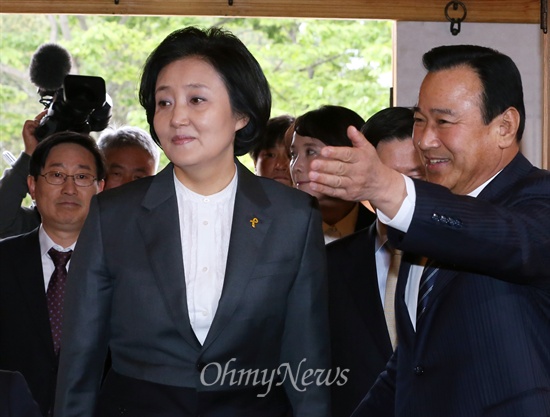 새누리당 이완구, 새정치민주연합 박영선 원내대표는 11일 국회 사랑재에서 공동 기자회견을 열고 세월호 침몰 사고 규명과 후속대책 마련을 위해 5월 임시국회 소집 등 초당적으로 협력키로 했다고 밝혔다. 회견장에 먼저 도착한 이 원내대표가 박 원내대표를 자리로 안내하고 있다. 뒷줄 맨 왼쪽은 박범계 새정치민주연합 원내대변인. 
