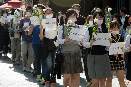 10일 오후 서울 중구 명동일대에서 청소년과 시민들이 '가만히 있으라'라고 적힌 피켓을 들고 세월호 희생자를 추모하고 정부의 무능함을 비판하는 침묵행진을 벌이고 있다.
