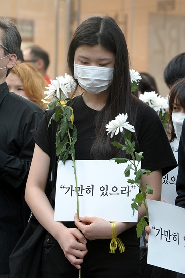지난 10일 오후 서울 중구 명입구대에서 청소년과 시민들이 '가만히 있으라'라고 적힌 피켓을 들고 세월호 희생자를 추모하고 정부의 무능함을 비판하는 침묵시위을 벌이고 있다.