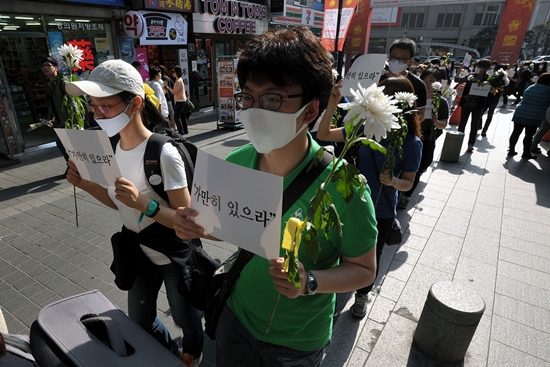 10일 오후 서울 중구 명동일대에서 청소년과 시민들이 '가만히 있으라'라고 적힌 피켓을 들고 세월호 희생자를 추모하고 정부의 무능함을 비판하는 침묵행진을 벌이고 있다.