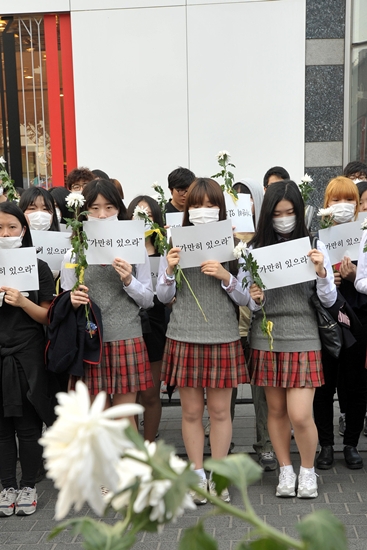10일 오후 서울 중구 명동입구에서 청소년과 시민들이 '가만히 있으라'라고 적힌 피켓을 들고 세월호 희생자를 추모하고 정부의 무능함을 비판하는 침묵시위을 벌이고 있다.