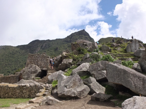 기암괴석과 단단한 돌벽으로 이루어진 마추픽추의 모습