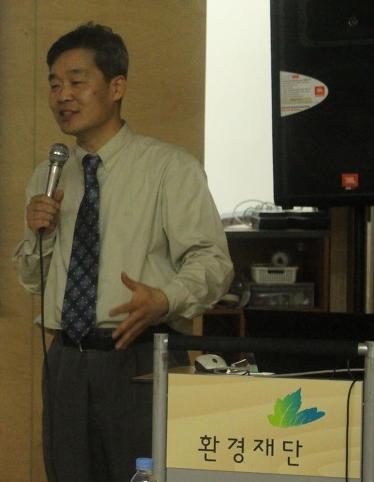핵폐기물의 위험성에 대해 설명하고 있는 김익중 교수