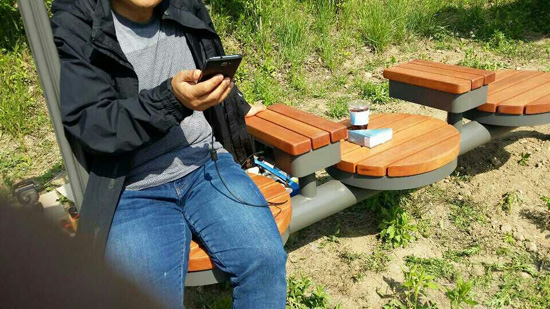 태양광 벤치 스마트폰 충전 모습