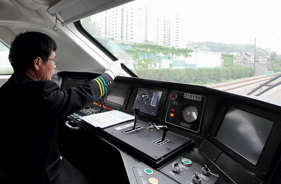 경부선을 달리는 'ITX-새마을' 열차의 기관사가 지적확인을 하고 있다.