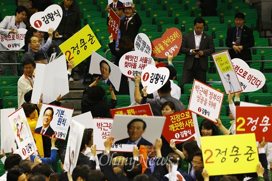 과열된 새누리당 서울시장 경선 12일 오후 서울 송파구 방이동 올림픽체조경기장에서 열린 '2014년 전국동시지방선거 새누리당 서울시장 후보자 선출대회'에서 각 후보의 지지자들이 피켓을 들고 있다.