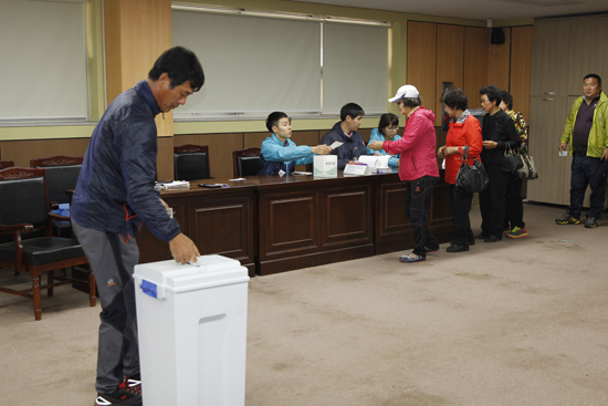 새누리당 태안군수 경선 투표를 하고 있는 선거인단의 모습.