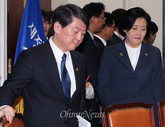 새정치민주연합 안철수 공동대표와 박영선 원내대표가 12일 오전 국회에서 열린 최고위원 및 여객선침몰사고 대책위원장단 연석회의에 참석하고 있다.
