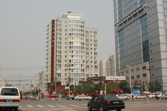 베이징의 코리아타운으로 10여 년간 자리하던 왕징은 도시가 완성되자, 임대료가 올라 한국인들은 빠져나가야 하는 상황이다