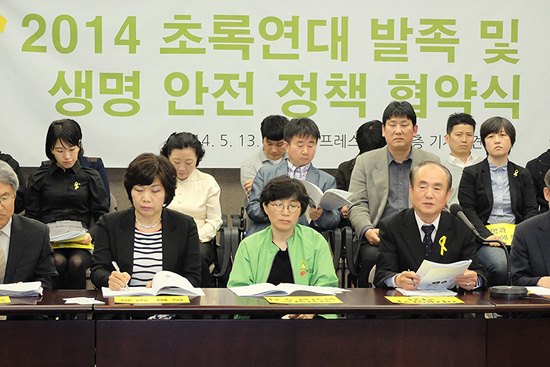 기자회견에서 초록연대의 활동에 대해 설명하는 2014초록연대 공동대표 김정욱 서울대 명예교수