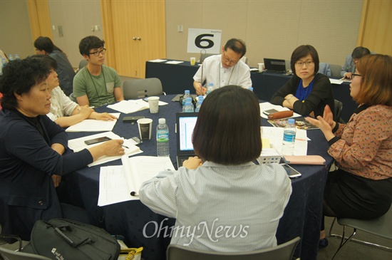 대구엑스코에서 13일 오후 열린 '응답하라! 2014 대구의 비전과 정책' 타운미팅에서 참가자들이 원형 테이블에 앉아 정책토론을 벌이고 있다. 