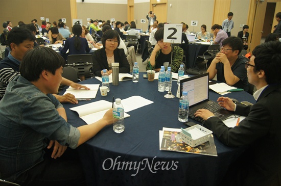  대구엑스코에서 13일 오후 열린 '응답하라! 2014 대구의 비전과 정책' 타운미팅에서 참가자들이 원형 테이블에 앉아 정책토론을 벌이고 있다. 