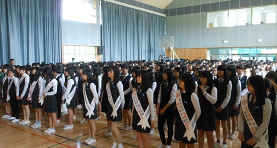  함양여자중학교는 지난 12일 목련관에서 전교생이 참여한 가운데 흡연예방캠페인을 벌였다. 
