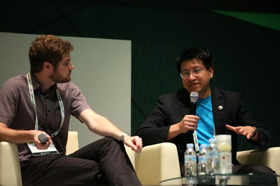 에릭 미기코브스키 페블 대표(왼쪽)과 소니 부 미스핏웨어러블 대표가 14일 오전 서울 동대문디자인플라자에서 열린 기술창업 박람회 '비론치2014'에서 웨어러블 창업에 대한 이야기를 나누고 있다.