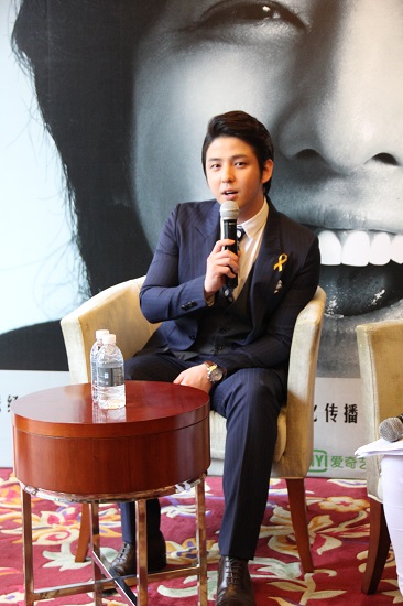  배우 김기범이 기자회견장에서 취재진의 질문에 답하고 있다.