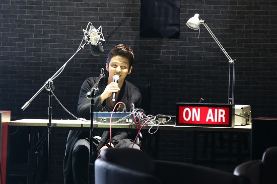  배우 김기범이 자신의 첫 상하이 팬미팅에서 DJ의 컨셉으로 등장했다.