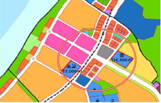 B아파트 입주예정자협의회  제안한 초등학교(왼쪽 원안 파란색)와 중학교(오른쪽 원안 파란색 부분).  40층 초고층건물(원안 보라색 표시부분) 측면으로 일조방해를 받지 않는 곳이다.