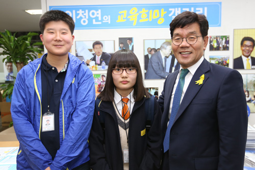 황현욱, 송안나 청소년기자와 이청연 인천시교육감 후보(왼쪽부터)가 인터뷰 후 기념 촬영을 했다.