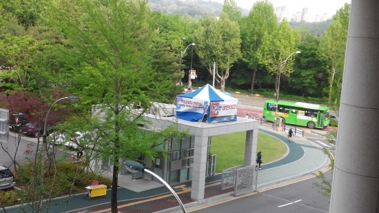 서울여대 경비노동자들이 정리해고에 항의하며 13일부터 서울여대 정문 경비실 '지붕 농성'을 시작했다.